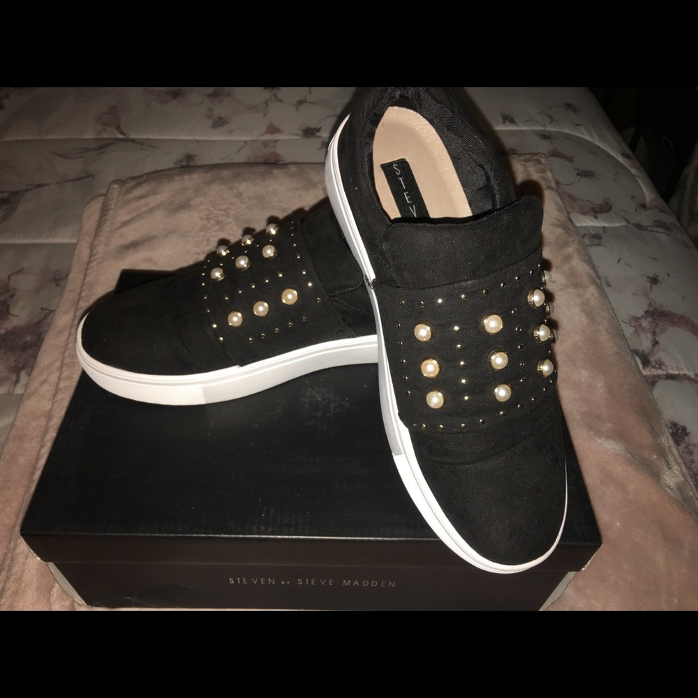Women shoes size: 8.5 Steve Madden black sneakers